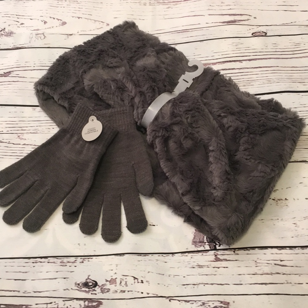 NWT Gray infinity scarf and gloves set